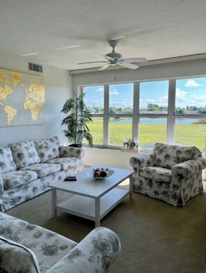 TV - Quiet oasis for snowbirds, romantics and families (Naples)