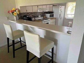 Microwave, oven, stovetop, dishwasher - Quiet oasis for snowbirds, romantics and families (Naples)