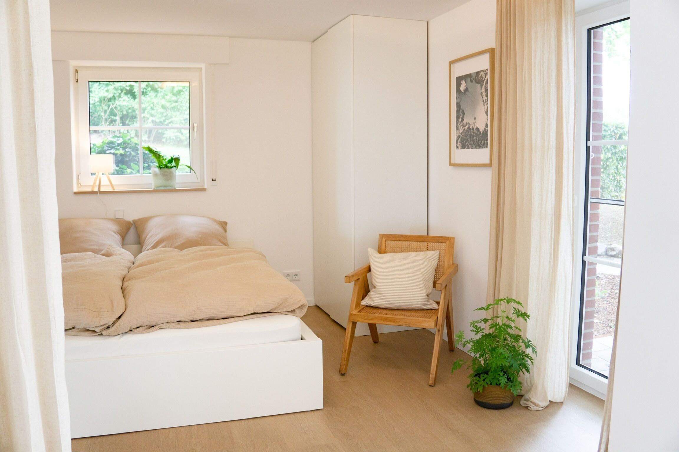 1 chambre, fer et planche à repasser, lit de bébé portatif