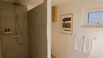 Douche, séchoir à cheveux, serviettes fournies, savon