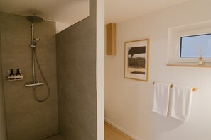 Suihku, hiustenkuivaaja, pyyhkeet, saippua