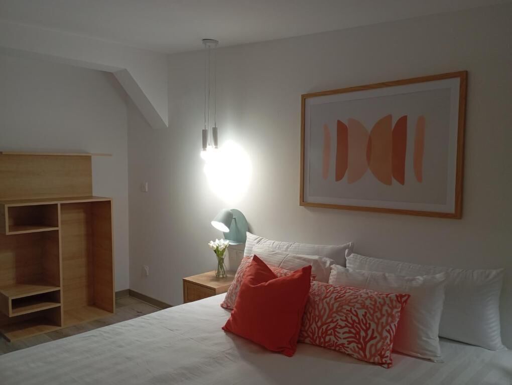 خزنة داخل الغرفة وستائر تعتيم وتجهيزات عازلة للصوت ومكواة/لوح كي