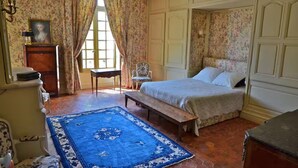 A bedroom with a bed, a chair, a desk, and a window. - Chambre Lucullus - A night in the heart of the castle (La Ferté-Saint-Aubin)