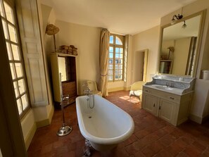 Toilet paper - Vrbo Property (La Ferté-Saint-Aubin)