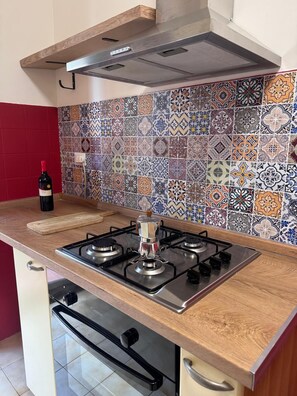 Frigorifero, microonde, forno, piano cottura