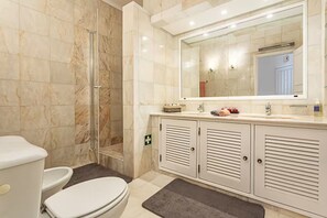 Hair dryer, bidet, towels, soap - Luxury Family Apt - Heated private pool (Faro)