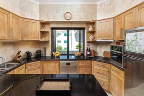 Private kitchen - Luxury Family Apt - Heated private pool (Faro)