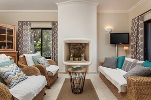 Living area - Luxury Family Apt - Heated private pool (Faro)