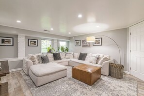 House, 5 Bedrooms, Garden View | Living area