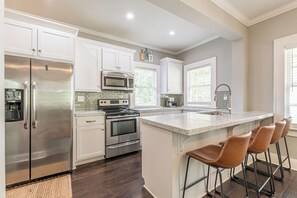 House, 5 Bedrooms, Garden View | Private kitchen