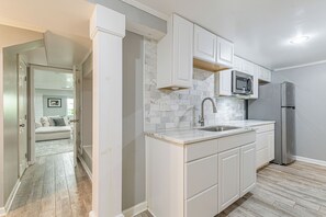 House, 5 Bedrooms, Garden View | Private kitchenette