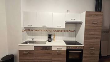 Kjøleskap, mikrobølgeovn, ovn og kokeplater