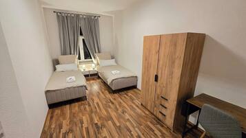 2 Schlafzimmer, BĂŒgeleisen/BĂŒgelbrett, kostenloses WLAN, BettwĂ€sche