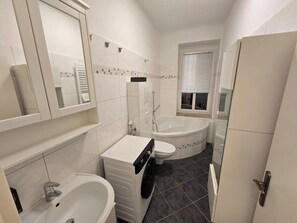 Secador de pelo, toallas, jabón y champú