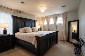 4 soverom, skrivebord, strykejern/-brett og reiseseng for barn