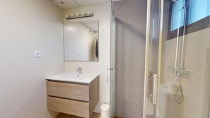 Shower, towels - Casa Melgarejo - A Murcia Holiday Rentals Property (Roda)