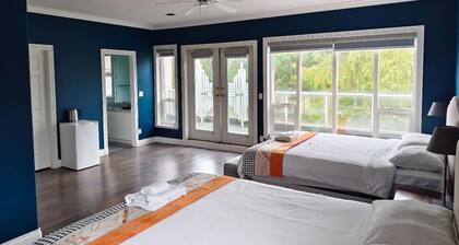 Serene Blueberry Farm B&B w/Spacious yet Cozy Suites Close to Airport and dt