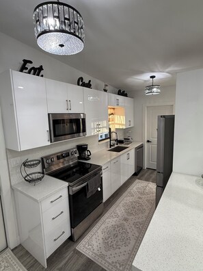 Mikrowelle, Herdplatte, Geschirrspüler