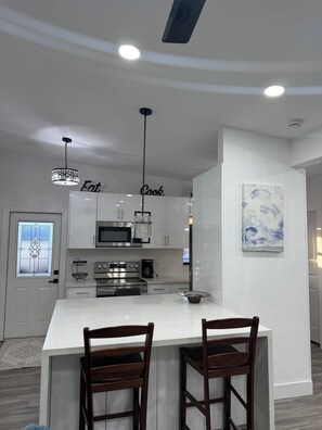 Microondas, parrilla de estufa, lavavajillas y cafetera y tetera 