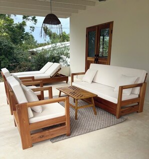 Terrace/patio - Chic 2-bedroom villa with AC in Treasure Beach. 5 min walk to beach/restaurant (Treasure Beach)