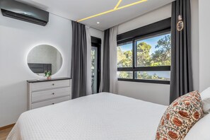 3 bedrooms, iron/ironing board, WiFi, bed sheets - Pool View 3BR & 2BA, 5-min to Train Station & Beach, Elevator & Balcony (Tanger)