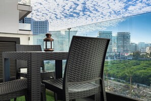 Outdoor dining - Pool View 3BR & 2BA, 5-min to Train Station & Beach, Elevator & Balcony (Tanger)