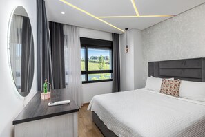 3 bedrooms, iron/ironing board, WiFi, bed sheets - Pool View 3BR & 2BA, 5-min to Train Station & Beach, Elevator & Balcony (Tanger)