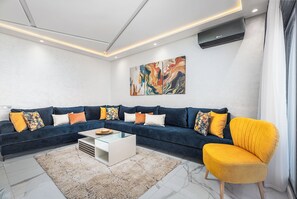 TV - Pool View 3BR & 2BA, 5-min to Train Station & Beach, Elevator & Balcony (Tanger)