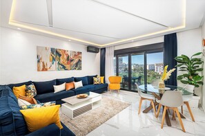 TV - Pool View 3BR & 2BA, 5-min to Train Station & Beach, Elevator & Balcony (Tanger)