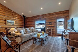 Smart TV, fireplace, offices - Teton Homestead: Log Cabin on 4 Acres w/ Hot Tub (Driggs)