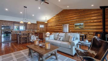 Smart TV, chimenea y oficina
