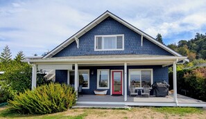 Exterior - Maxwelton Beach - 3 bdrm, dog friendly, beachfront - 5 star rental with new mgt! (Clinton)