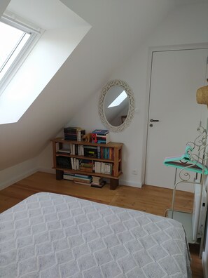 3 bedrooms, iron/ironing board, travel cot, free WiFi - House, 100 m from the beach, sleeps 7 (Saint-Pair-sur-Mer)