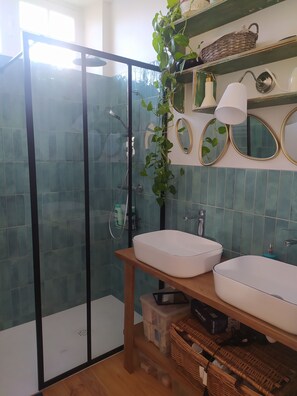 Douche, sèche-cheveux, savon, papier toilette