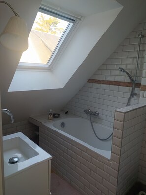 Bathroom - Vrbo Property (Saint-Pair-sur-Mer)