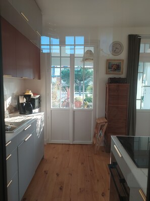 雪櫃、微波爐、焗爐、爐具