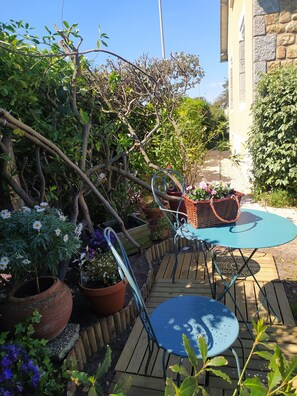 Outdoor dining - Vrbo Property (Saint-Pair-sur-Mer)