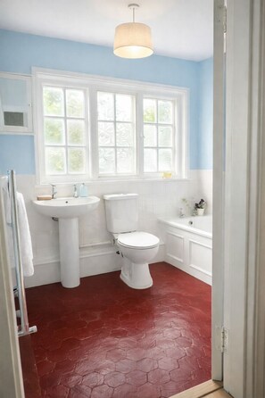 Hårføner, håndklær, såpe og toalettpapir