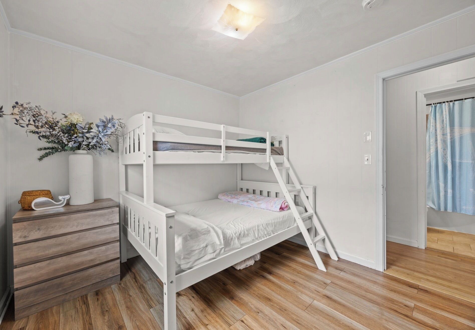 3 bedrooms, iron/ironing board, travel cot, free WiFi