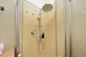 Een douche, een haardroger, een bidet, handdoeken