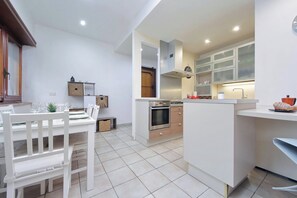 Fridge, microwave, oven, stovetop - 4BNB - Viale Vaticano terrace retreat (Rome)