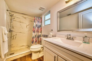 Regadera, toallas, jabón, papel de baño 