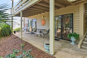 Outdoor dining - ☀️Golf Course Views | Walk to Beach | Pool | Seascape Golf Villas 4A⛱️ (Miramar Beach)