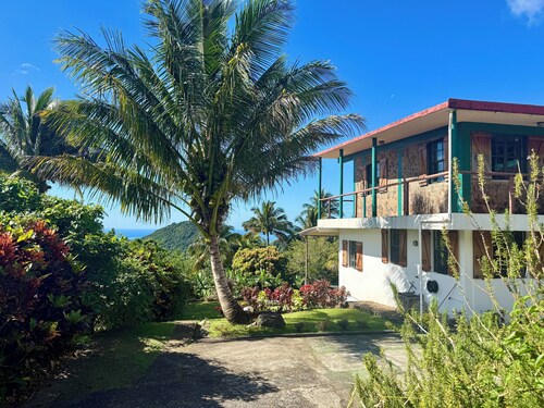 Serene 5-bedroom luxury villa in charming Cochrane perfect for groups