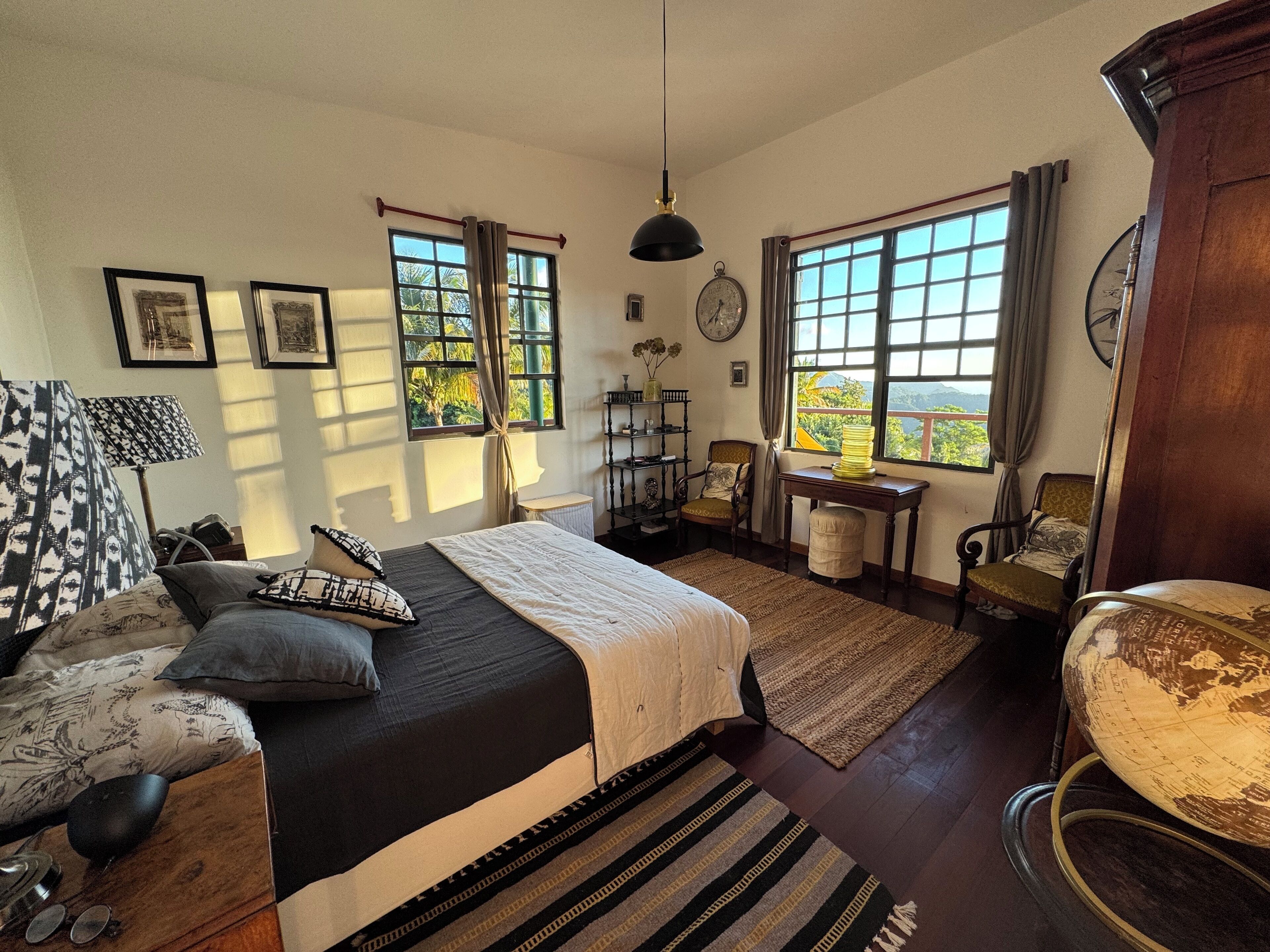 5 bedrooms, iron/ironing board, WiFi, bed sheets