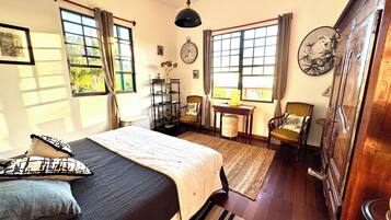 5 bedrooms, iron/ironing board, WiFi, bed sheets