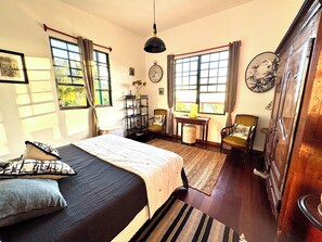 5 bedrooms, iron/ironing board, WiFi, bed sheets