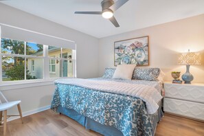 Tabla de planchar con plancha, wifi gratis y ropa de cama 