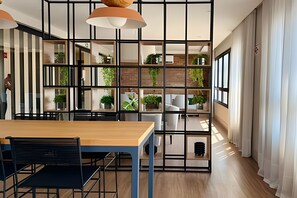 Apartment | Dining - Andar Alto 15 Ar condicionado e Rooftop (São Paulo)