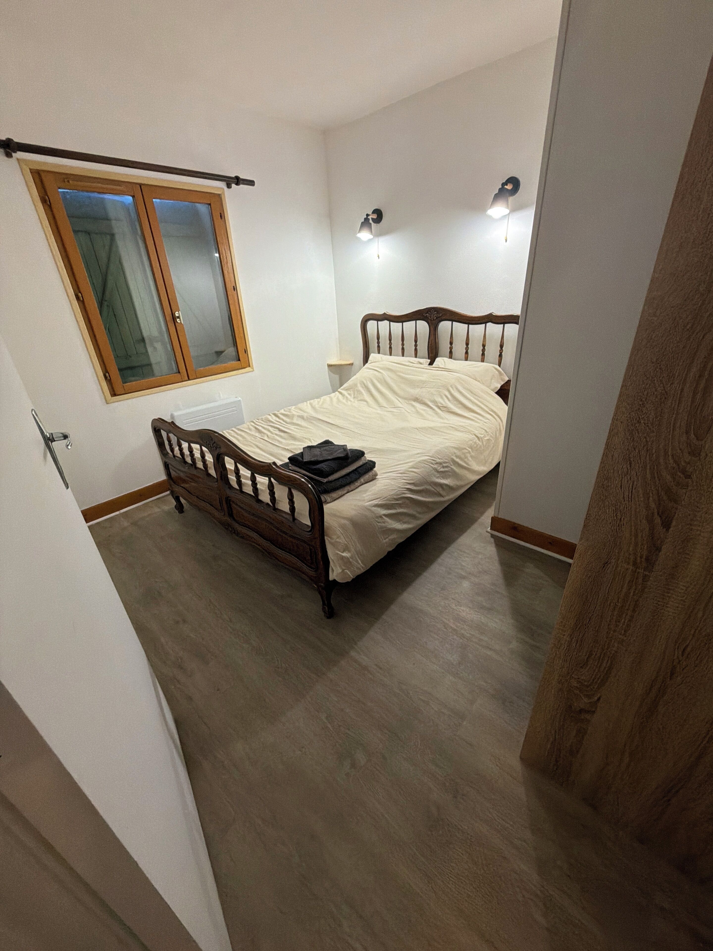 Silitysrauta/-lauta, Wi-Fi, vuodevaatteet